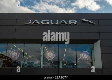 LONDRES- salle d'exposition de véhicules Jaguar Land Rover dans le nord-ouest de Londres- une multinationale automobile britannique. Banque D'Images