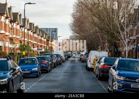 Acton, Londres- rue de maisons mitoyennes avec voitures garées au large de la Vale Banque D'Images