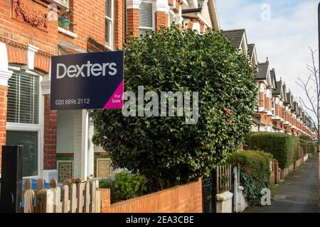 Acton, Londres: L'agent immobilier de Dexters pour la vente signe sur la rue des maisons à Acton, West London Banque D'Images