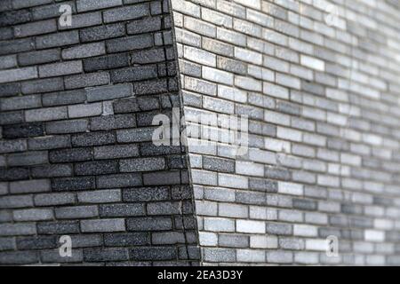 Détail de brique grise sur la façade du skysprper butralist Center point façade à Tottenham court Road, Londres, Royaume-Uni Banque D'Images