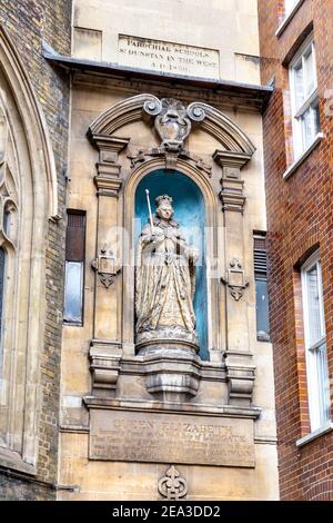 Statue du XVIe siècle de la reine Elizabeth I par William Kerwin à l'entrée de l'école paroissiale maintenant démolie à l'église St Dunstan-in-the-West, Fleet S. Banque D'Images