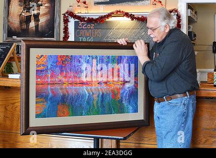 Wilkes barre Township, États-Unis. 02-5-2021. L’artiste américain Arthur Miller présente son œuvre “Canards in A Row” à la Brewing Company de Breaker, Wilkes barre TWP. PA. Qui a été choisi dans le cadre du programme Art in Ambassades, qui sera en exposition au Burkina Faso, Ouagadougou, Ambassade de l'Afrique de l'Ouest des Etats-Unis à la résidence officielle de l'Ambassadeur des Etats-Unis, Sandra E. Clark. Sandra E. Clark, ambassadrice, s'est intéressée à des œuvres qui dépeignent différentes scènes de paysages aux États-Unis et a été attirée par la photographie exceptionnelle de Miller, Banque D'Images