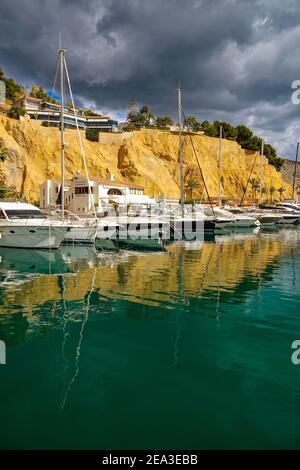 Bateaux, yachts amarrés à la Marina Greenwich, avec réflexions Mascarat, Calpe, Costa Blanca, Espagne, Banque D'Images