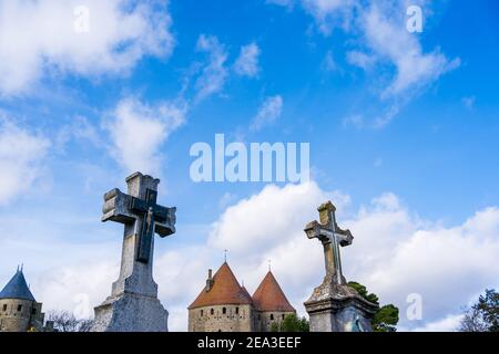 Le vieux cimetière de Carcassonne - Cimetière de la Cité - les tombes font écho à l'architecture des tours médiévales fortifiées de citiscape. Banque D'Images