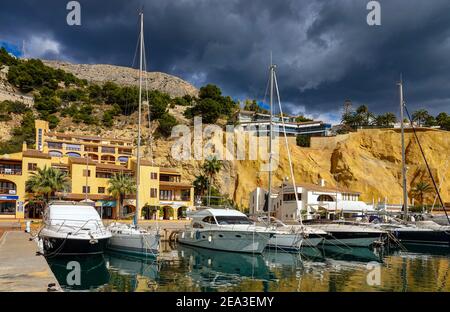 Bateaux, yachts amarrés à la Marina Greenwich, avec réflexions Mascarat, Calpe, Costa Blanca, Espagne, Banque D'Images