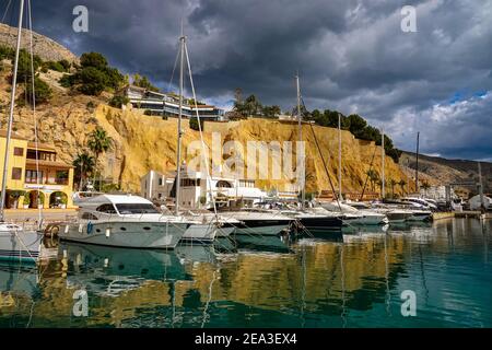 Bateaux, yachts amarrés à la Marina Greenwich, avec réflexions Mascarat, Calpe, Costa Blanca, Espagne, Banque D'Images