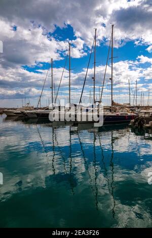 Bateaux, yachts amarrés à la Marina Greenwich, avec réflexions Mascarat, Calpe, Costa Blanca, Espagne, Banque D'Images