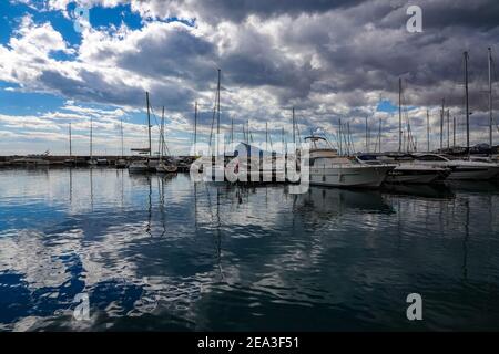 Bateaux, yachts amarrés à la Marina Greenwich, avec réflexions Mascarat, Calpe, Costa Blanca, Espagne, Banque D'Images