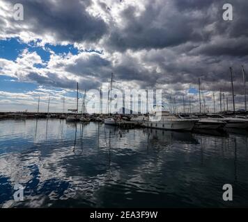 Bateaux, yachts amarrés à la Marina Greenwich, avec réflexions Mascarat, Calpe, Costa Blanca, Espagne, Banque D'Images