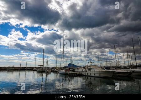 Bateaux, yachts amarrés à la Marina Greenwich, avec réflexions Mascarat, Calpe, Costa Blanca, Espagne, Banque D'Images