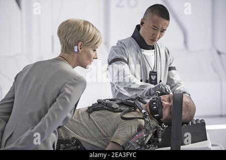 ELYSIUM 2013 Columbia TriStar film avec de gauche: Jodie Foster, Terry Chen, Matt Damon © Columbia TriStar Marketing Group Banque D'Images