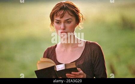FIERTÉ ET PRÉJUGÉS 2005 Focus présente un film avec Keira Knightley Comme Elizabeth Bennett Banque D'Images