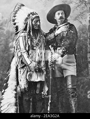 BUFFALO BILL (1846-1917) le showman américain à droite avec sitting Bull en 1885 lorsqu'il avait rejoint le spectacle itinérant Wild West. Banque D'Images