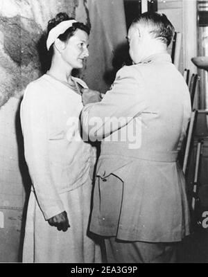 VIRGINIA HALL (1906-1982) un agent américain de SOE et OSS reçoit la Croix de service distingué du général William Donovan, chef de l'OSS, en septembre 1945. Banque D'Images