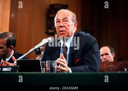 **photo de fichier** George Shultz est décédé. Le secrétaire d'État américain George P. Shultz témoigne devant le Comité sénatorial américain des relations étrangères sur la situation en Amérique centrale, à Washington, DC, le 10 septembre 1987. Crédit : Howard L. Sachs/CNP/MediaPunch Banque D'Images