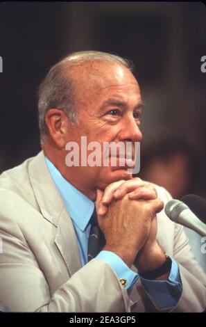 **photo de fichier** George Shultz est décédé. Le secrétaire d’État américain George P. Shultz témoigne devant le comité mixte Iran-Contra de la Chambre des États-Unis et du Sénat américain sur Capitol Hill à Washington, DC, le 23 juillet 1987. Crédit : Ron Sachs/CNP/MediaPunch Banque D'Images