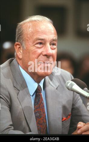 **photo de fichier** George Shultz est décédé. Le secrétaire d’État américain George P. Shultz témoigne devant le comité mixte Iran-Contra de la Chambre des États-Unis et du Sénat américain sur Capitol Hill à Washington, DC, le 24 juillet 1987. Crédit : Ron Sachs/CNP/MediaPunch Banque D'Images