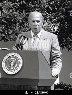 **photo de fichier** George Shultz est décédé. Le secrétaire d'État des États-Unis George P. Shultz fait une brève déclaration après avoir prêté serment lors d'une cérémonie dans le jardin des roses de la Maison Blanche, à Washington, DC, le 16 juillet 1982. Crédit : Howard L. Sachs/CNP/MediaPunch Banque D'Images