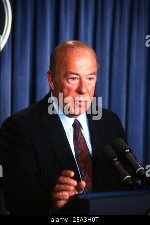 **photo de fichier** George Shultz est décédé. Le secrétaire d'État américain George P. Shultz tient un exposé à la presse sur le Traité de désarmement américano-soviétique à la Maison Blanche à Washington, DC, le 18 septembre 1987. Crédit : Howard L. Sachs/CNP/MediaPunch Banque D'Images