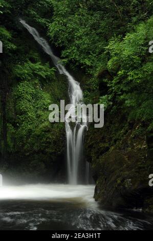 Cascade affluent à côté de Rhaeadr Ceunant Mawr, Llanberis. Banque D'Images