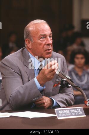 **photo de fichier** George Shultz est décédé. Le secrétaire d’État américain George P. Shultz témoigne devant le comité mixte Iran-Contra de la Chambre des États-Unis et du Sénat américain sur Capitol Hill à Washington, DC, le 24 juillet 1987. Crédit : Ron Sachs/CNP/MediaPunch Banque D'Images