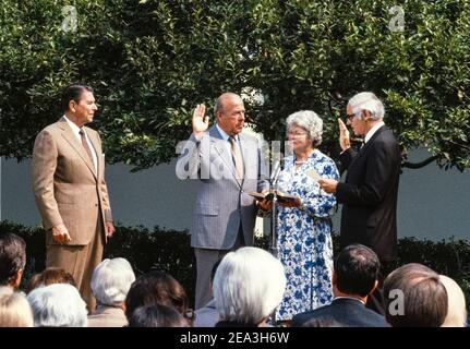 **photo de fichier** George Shultz est décédé. Comme le président américain Ronald Reagan le regarde, George P. Shultz est assermenté comme 60ème secrétaire d'État du pays par le procureur général américain William French Smith lors d'une cérémonie dans le jardin des roses de la Maison Blanche à Washington, DC le 16 juillet 1982. De gauche à droite : le président Reagan, le secrétaire Shultz, Mme George Shultz (Helena) et le procureur général Smith. Crédit : Howard L. Sachs/CNP/MediaPunch Banque D'Images