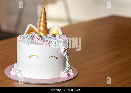 Gâteau au licorne avec glaçage à la crème au beurre multicolore et espace de copie. Banque D'Images