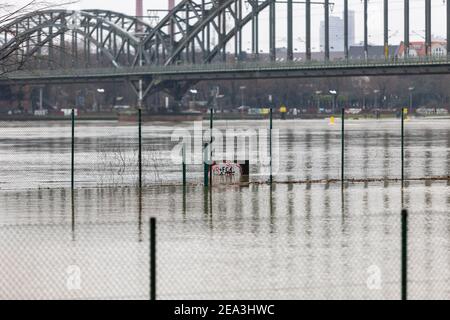 Cologne, NRW, Allemagne, 02 07 2021, clôtures couvertes de haute eau du rhin, pont hohenzollern en arrière-plan Banque D'Images