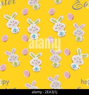 Vue d'en haut des biscuits glacés au gingembre coloré isolés sur fond jaune avec des mots gris. Gros plan sur une délicieuse pâtisserie maison en forme Banque D'Images