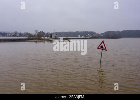 Route inondée passant par le chemin de fer. Une route sous l'eau Banque D'Images