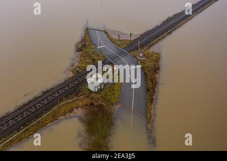 Route inondée passant par le chemin de fer. Une route sous l'eau Banque D'Images