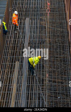 Travaux sur la maille d'acier de la fondation, la nouvelle construction du pont Karl Lehr dans le port de Duisburg-Ruhrort, sur la Ruhr et le port CAN Banque D'Images