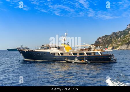 ÎLE DE CAPRI, ITALIE - AOÛT 2019 : le luxueux superyacht Arionas à l'ancre de l'île de Capri. Banque D'Images