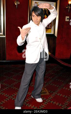 « Stephen Chow, membre de la troupe, arrive à la première « Kung Fu Hustle » qui s'est tenue au théâtre Ziegfeld à New York, le jeudi 31 mars 2005. Photo de Nicolas Khayat/ABACA.' Banque D'Images