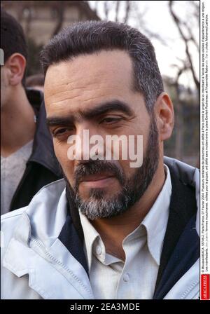 © Mousse/ABACA. 55746-2. Paris-France, 07 Fevrier 2004. Les auteurs centaines de personnes ont dfil ˆ Paris contre le projet de loi interdisant ˆ l'ecole les signes visibles d'apparition ˆ une religion. Les manifestes, des jeunes femmes musulmanes, voiles pour la plupart, ont dfil sans incident entre la place Denfert-Rochereau et l'Assemble nationale. Sur la photo: Mohamed Latreche. Banque D'Images