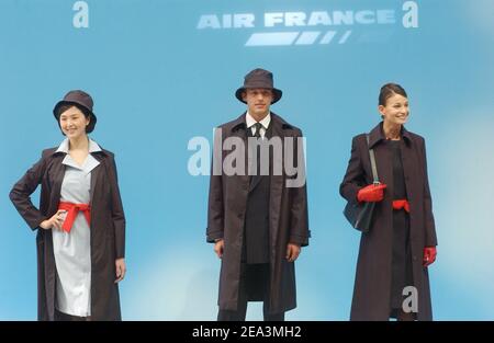 Présentation du nouvel uniforme Air France conçu par Christian Lacroix lors d'un spectacle au Palais de Tokyo à Paris, France, le 1er avril 2005. Photo de Giancarlo Gorassini/ABACA. Banque D'Images