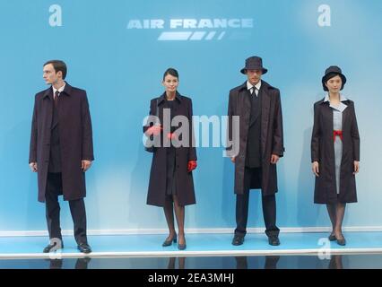 Présentation du nouvel uniforme Air France conçu par Christian Lacroix lors d'un spectacle au Palais de Tokyo à Paris, France, le 1er avril 2005. Photo de Giancarlo Gorassini/ABACA. Banque D'Images