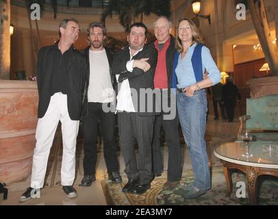 De L à R. le producteur français Fred de Fooko, l'acteur canadien Roy Dupuis, l'acteur français Michel Muller, le producteur canadien Chuck Smiley, le producteur anglais Lynda Cope pose for There film 'c'est pas moi !... c'est l'autre' à l'hôtel Marriot à Paris, en France, le 3 avril 2005. Photo de Benoit Pinguet/ABACA. Banque D'Images