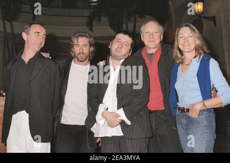 De L à R. le producteur français Fred de Fooko, l'acteur canadien Roy Dupuis, l'acteur français Michel Muller, le producteur canadien Chuck Smiley, le producteur anglais Lynda Cope pose for There film 'c'est pas moi !... c'est l'autre' à l'hôtel Marriot à Paris, en France, le 3 avril 2005. Photo de Benoit Pinguet/ABACA. Banque D'Images