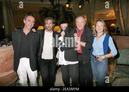 De L à R. le producteur français Fred de Fooko, l'acteur canadien Roy Dupuis, l'acteur français Michel Muller, le producteur canadien Chuck Smiley, le producteur anglais Lynda Cope pose for There film 'c'est pas moi !... c'est l'autre' à l'hôtel Marriot à Paris, en France, le 3 avril 2005. Photo de Benoit Pinguet/ABACA. Banque D'Images