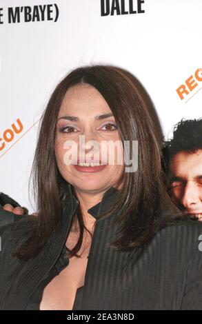 L'actrice française Beatrice Dalle, vedette du nouveau film de Denis Thybaud, « sans tes Refes », pose pour les photographes lors de la première qui s'est tenue à l'Opéra Paramount de Paris, en France, le 4 avril 2005. Photo de Giancarlo Gorassini/ABACA. Banque D'Images