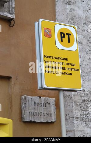 La poste du Vatican à la Cité du Vatican le 5 avril 2005, alors que l'État prépare les funérailles du Pape Jean-Paul II Photo d'Abd Rabbo-Zabulon/ABACA Banque D'Images