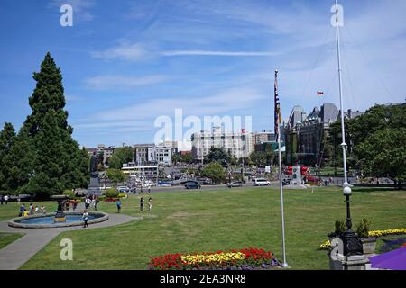 Victoria, C.-B., Canada - le 15 juillet 2015 : vue sur le secteur riverain de la capitale de la Colombie-Britannique depuis la pelouse du parli provincial Banque D'Images