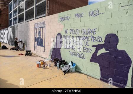 Un graffiti appelant à la liberté du poète et rappeur Pablo Hasel est peint sur l'un des murs des jardins des Tres Ximeneies. Les artistes ont peint diverses peintures murales dans les jardins de Tres Xemeneies pour réclamer la liberté du rappeur et poète Pablo Hasel condamné à neuf des mois de prison accusés de crimes d'insultes contre la couronne et les institutions et de glorification du terrorisme dérivé des paroles de ses chansons. Banque D'Images