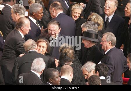 Le roi d'Espagne Juan Carlos, la reine Sofia, le président français Jacques Chirac, le secrétaire général des Nations unies Kofi Annan, la reine Margrethe danoise et le prince Henrik assistent aux funérailles du pape Jean-Paul II, qui se joignent à plus de deux millions de coursiers, dont des royalties et des intermédiaires de pouvoir politique, sur la place Saint-Pierre à la Cité du Vatican, le vendredi 8 avril. 2005. Photo d'Abd Rabbo-Nebinger-Zabulon/ABACA Banque D'Images