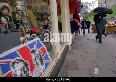 Souvenirs dans les ateliers de fenêtres de Windsor, jeudi 7 avril 2005 pour le mariage à venir entre le prince Charles de Grande-Bretagne et Camilla Parker Bowles, après une série d'incidents apparents ont frappé les plans, y compris un report de 24 heures en raison des funérailles du Pape et une prévision de chutes de neige possibles le jour. Le mariage royal a lieu lors d'une cérémonie civile au Guildhall de Windsor, le samedi 9 avril 2005. Mousse/ABACA Banque D'Images