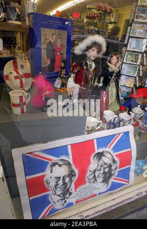 Souvenirs dans les ateliers de fenêtres de Windsor, jeudi 7 avril 2005 pour le mariage à venir entre le prince Charles de Grande-Bretagne et Camilla Parker Bowles, après une série d'incidents apparents ont frappé les plans, y compris un report de 24 heures en raison des funérailles du Pape et une prévision de chutes de neige possibles le jour. Le mariage royal a lieu lors d'une cérémonie civile au Guildhall de Windsor, le samedi 9 avril 2005. Mousse/ABACA Banque D'Images