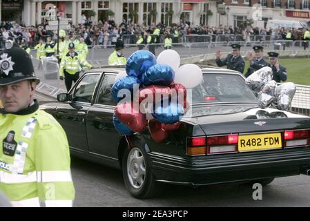 Le Prince de Galles, et sa nouvelle femme, la duchesse de Cornouailles (Camilla Parker Bowles), quittent la chapelle Saint-George après la bénédiction de leur mariage à Windsor, au Royaume-Uni, le 9 avril 2005. Photo de Mousse/ABACA Banque D'Images