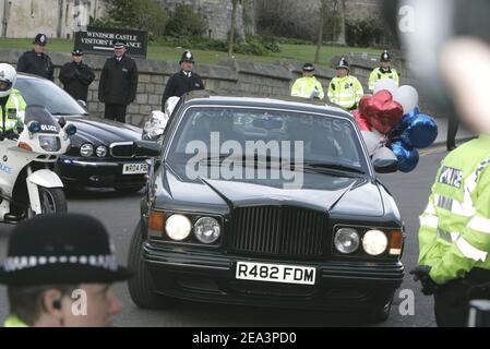 Le Prince de Galles, et sa nouvelle femme, la duchesse de Cornouailles (Camilla Parker Bowles), quittent la chapelle Saint-George après la bénédiction de leur mariage à Windsor, au Royaume-Uni, le 9 avril 2005. Photo de Mousse/ABACA Banque D'Images