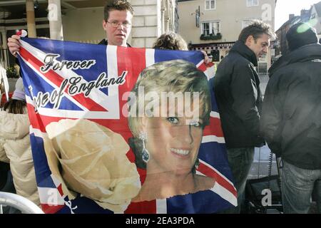 La foule devant le Windsor Guildhall à Windsor, Berkshire, Royaume-Uni, le 9 avril 2005, où le Prince de Galles et Camilla Parker Bowles se marient. Photo de Mousse/ABACA. Banque D'Images